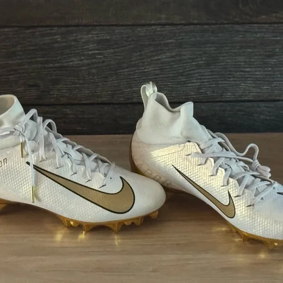 Nike Men's White and Gold Athletic Cleats - Picture 2 of 4